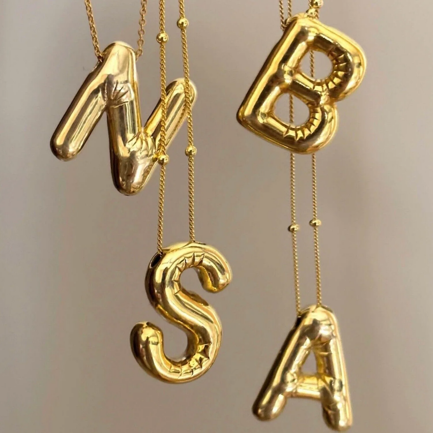 Ballonkette mit Buchstabe