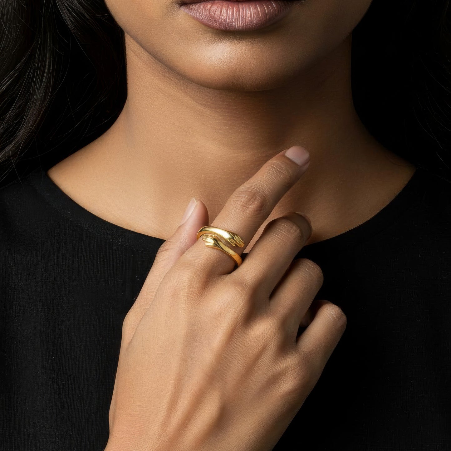 Vielring gold hug ring made of 925 sterling silver, adjustable fit, symbol of love and connection.
