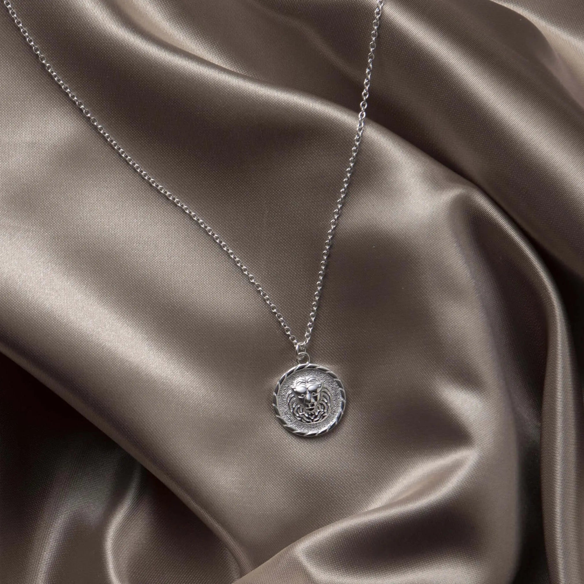 Löwen Anhänger Münze Halskette • 925 Sterling Silber • 18k Gold VermeilVielringVielringLöwen Anhänger Münze Halskette • 925 Sterling Silber • 18k Gold Vermeil